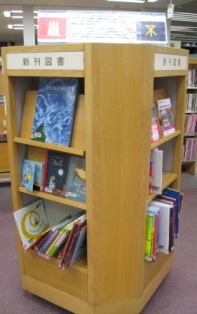 寄贈図書書棚２