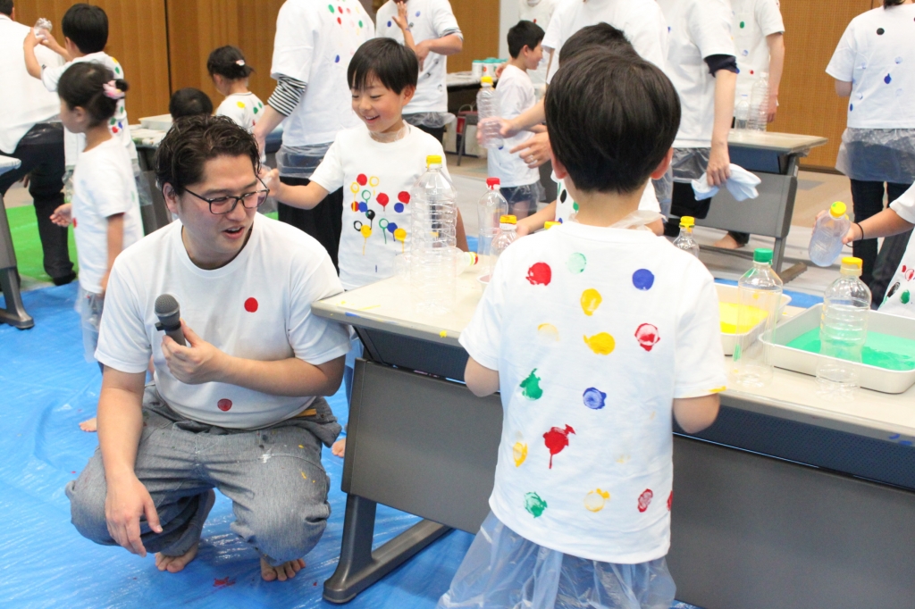 高畠那生とはではでチーターTシャツをつくろう風景3